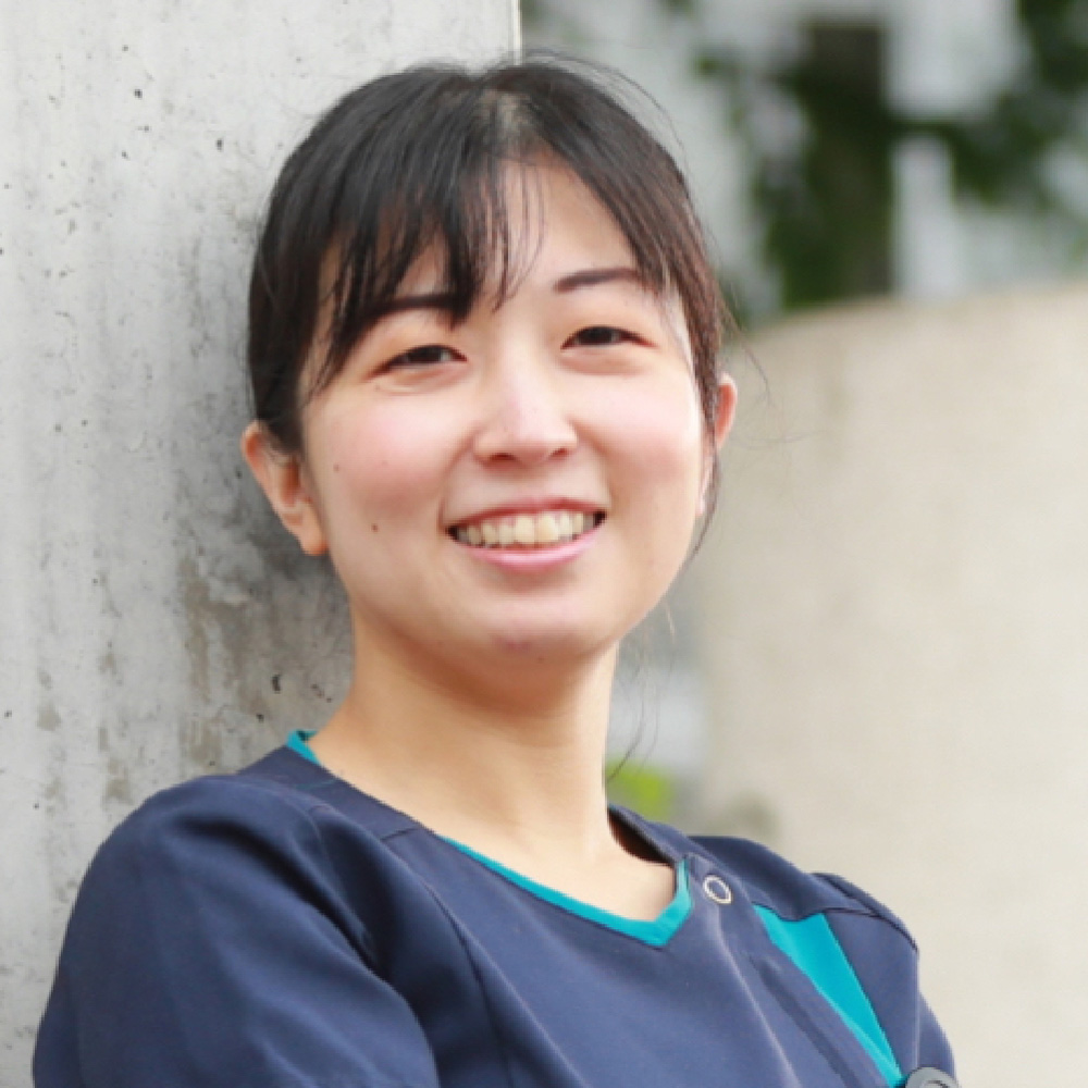 スクラブを着た女性医師の写真