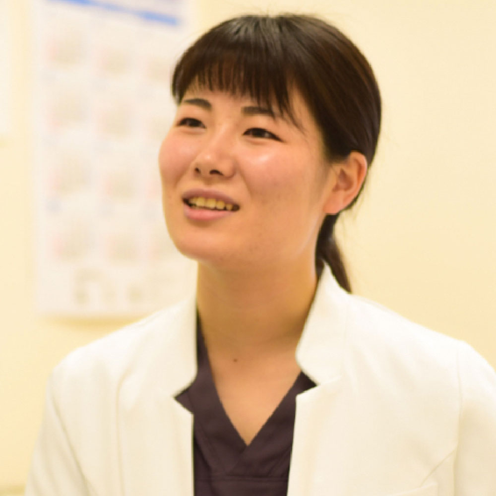 白衣を着た女性医師の写真