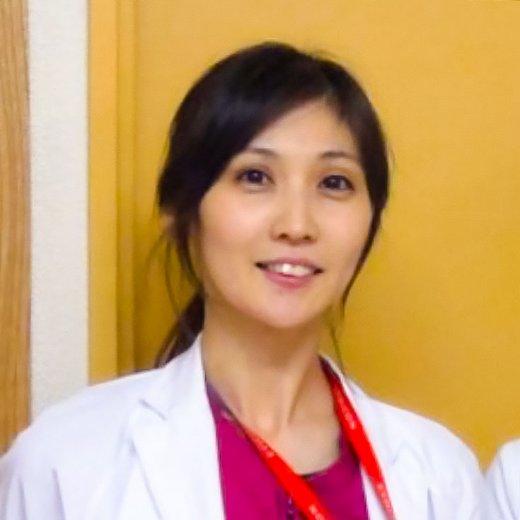 白衣を着た女性医師の写真