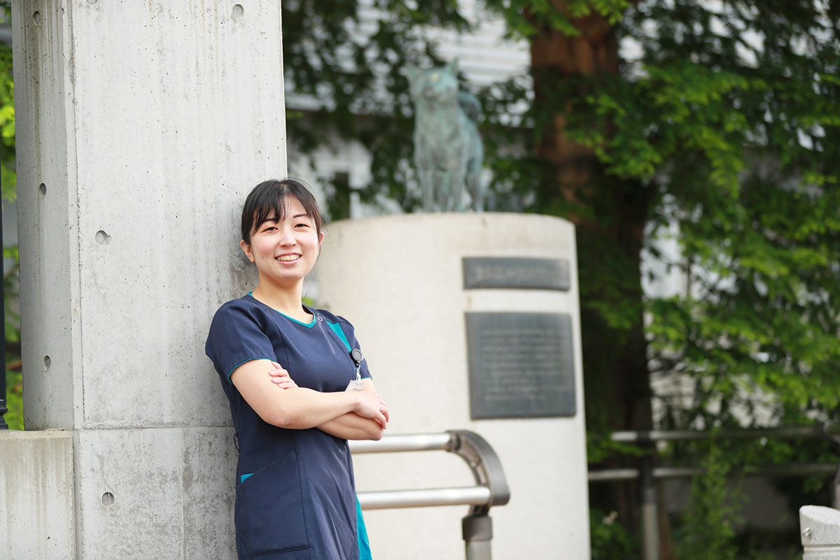 スクラブを着て腕組をしている女性医師の写真