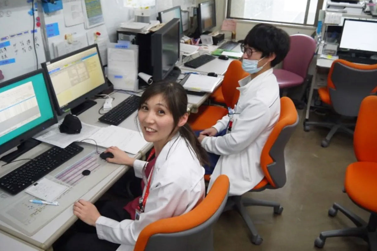 事務作業中の女性医師の写真